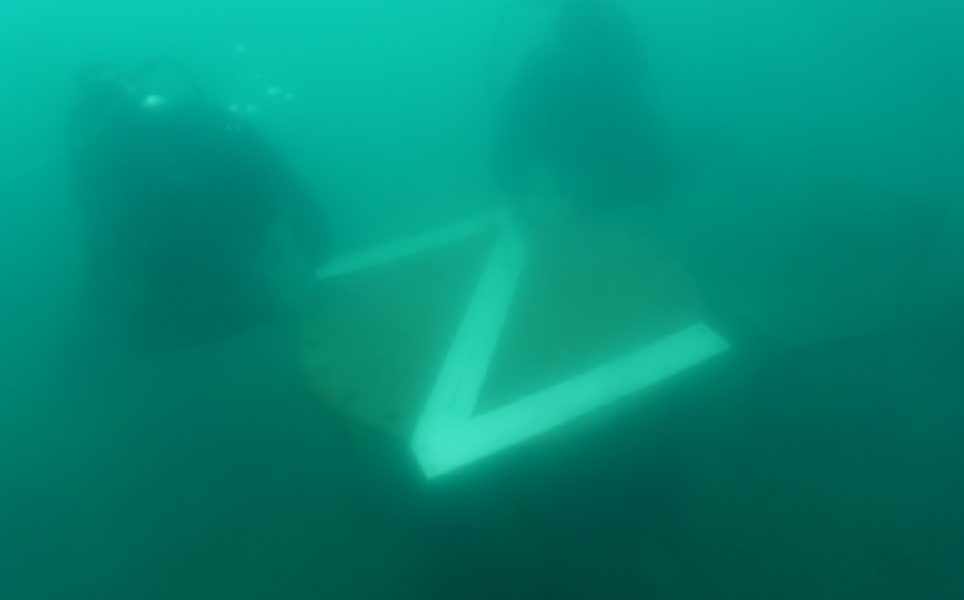 Кубанские дайверы и туристы погрузили в Черное море знак Z