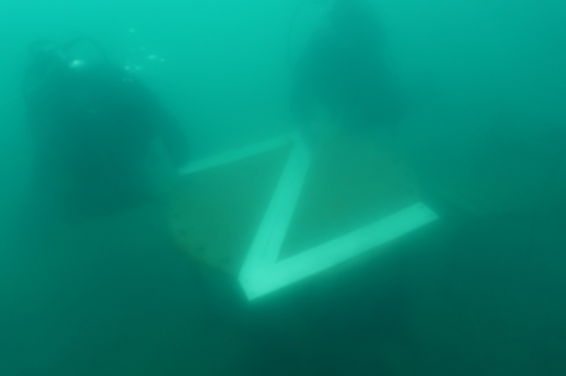 Кубанские дайверы и туристы погрузили в Черное море знак Z