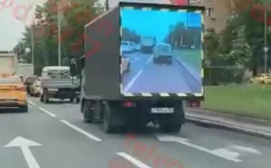 Пользователей сети возмутил «прозрачный» грузовик на шоссе
