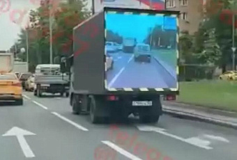 Пользователей сети возмутил «прозрачный» грузовик на шоссе