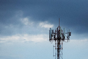 Мужчина сжег сотовую вышку из страха перед 5G и отправил фото в полицию