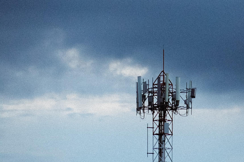 Мужчина сжег сотовую вышку из страха перед 5G и отправил фото в полицию