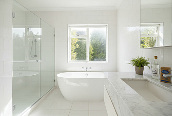 Простое средство из уксуса и соды заменяет химию для идеальной чистоты ванной