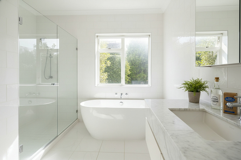 Простое средство из уксуса и соды заменяет химию для идеальной чистоты ванной