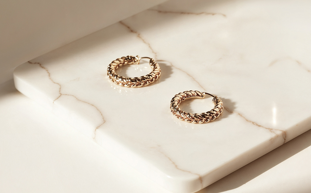 Золотая аллергия: почему уши краснеют и чешутся после сережек 