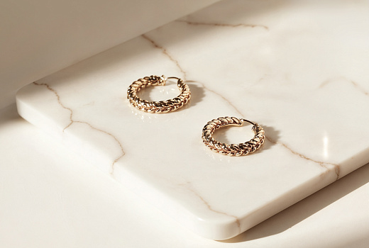 Золотая аллергия: почему уши краснеют и чешутся после сережек 