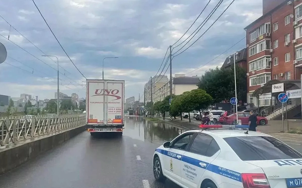 Движение транспорта перекрыто из-за подтопления дороги на участке улицы Московской в Краснодаре