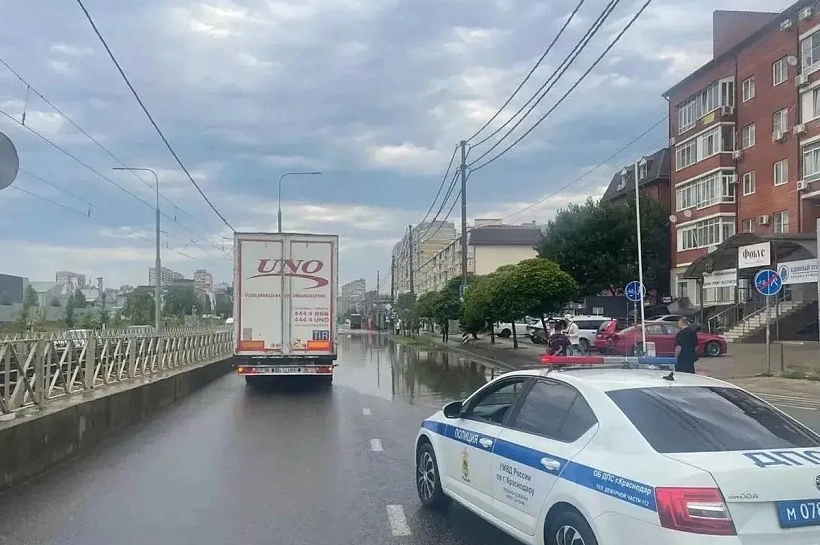Движение транспорта перекрыто из-за подтопления дороги на участке улицы Московской в Краснодаре
