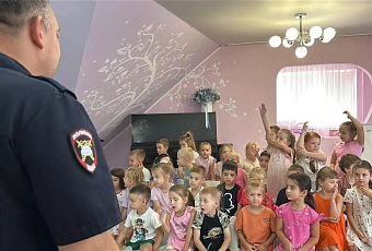 Зебра, светофор и важные правила: в Новороссийске сотрудники Госавтоинспекции научили дошколят дорожной безопасности