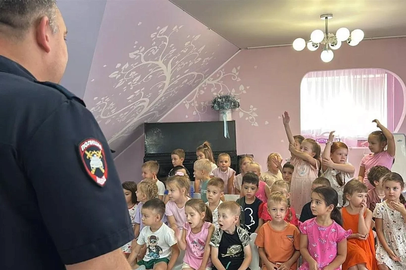 Зебра, светофор и важные правила: в Новороссийске сотрудники Госавтоинспекции научили дошколят дорожной безопасности