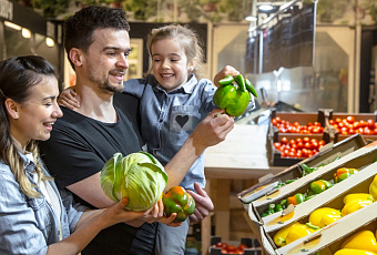 Как расшифровать наклейки на фруктах и овощах: 3 факта, которые нужно знать