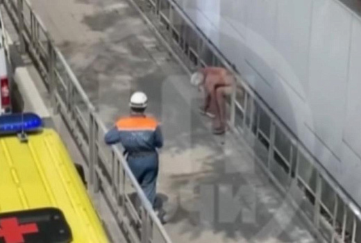 В Сочи полуголый мужчина застрял ягодицами в заборе