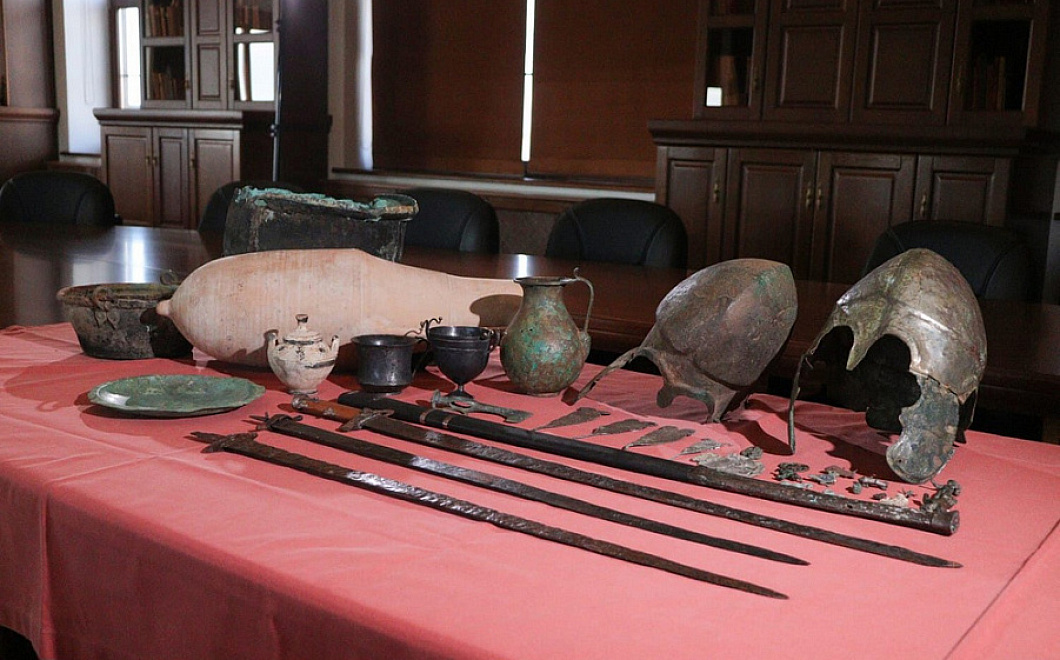 Шлемы, холодное оружие и украшения: в музей-заповедник «Фанагория» поступили изъятые из незаконного оборота предметы археологии