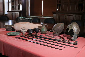 Шлемы, холодное оружие и украшения: в музей-заповедник «Фанагория» поступили изъятые из незаконного оборота предметы археологии