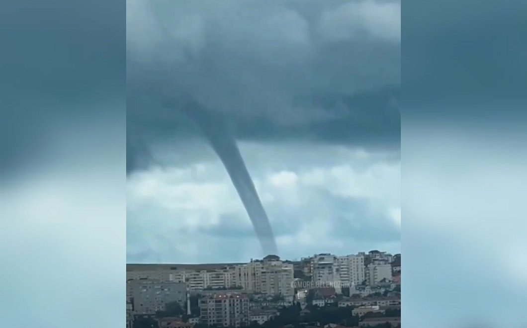 Страшно красиво: у берегов Геленджика замечен мощный смерч
