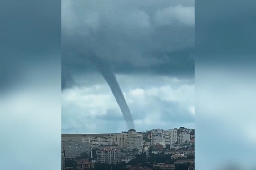 Страшно красиво: у берегов Геленджика замечен мощный смерч
