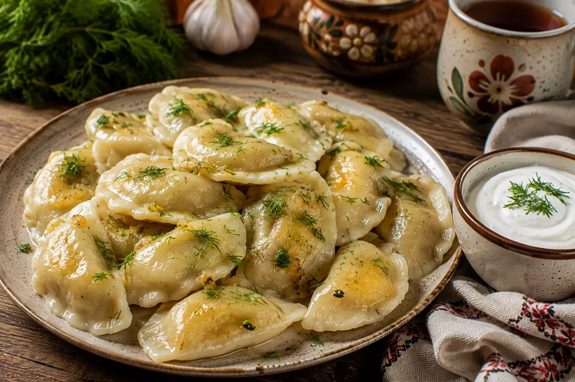 Завариваю тесто картофельным отваром и молоком: вареники не рвутся и остаются мягкими