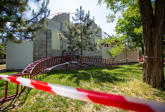 В Анапе возле Центра культуры «Родина» сносят трехэтажный самострой