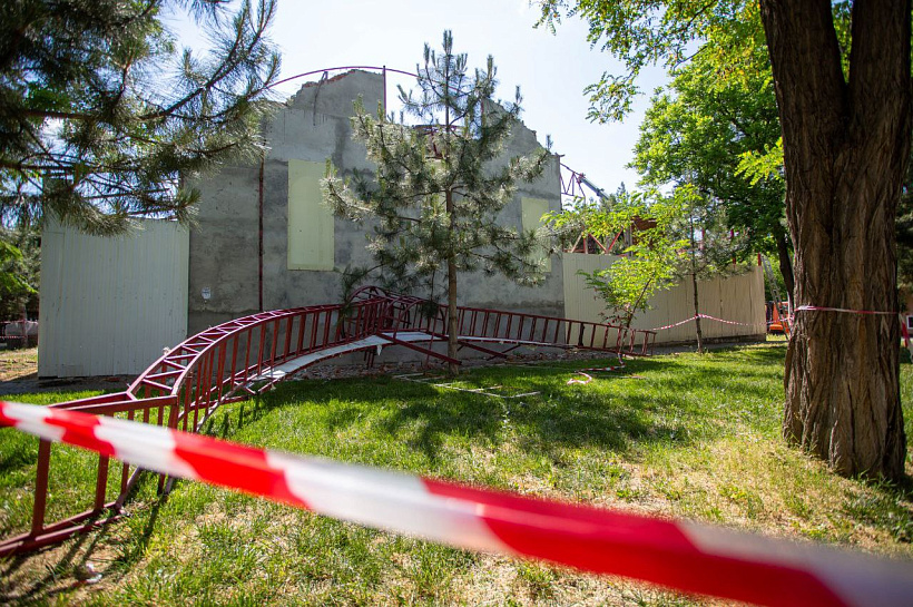 В Анапе возле Центра культуры «Родина» сносят трехэтажный самострой