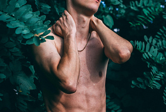 На глазах у прохожих: голый мужчина в парке попал на видео и возмутил россиян