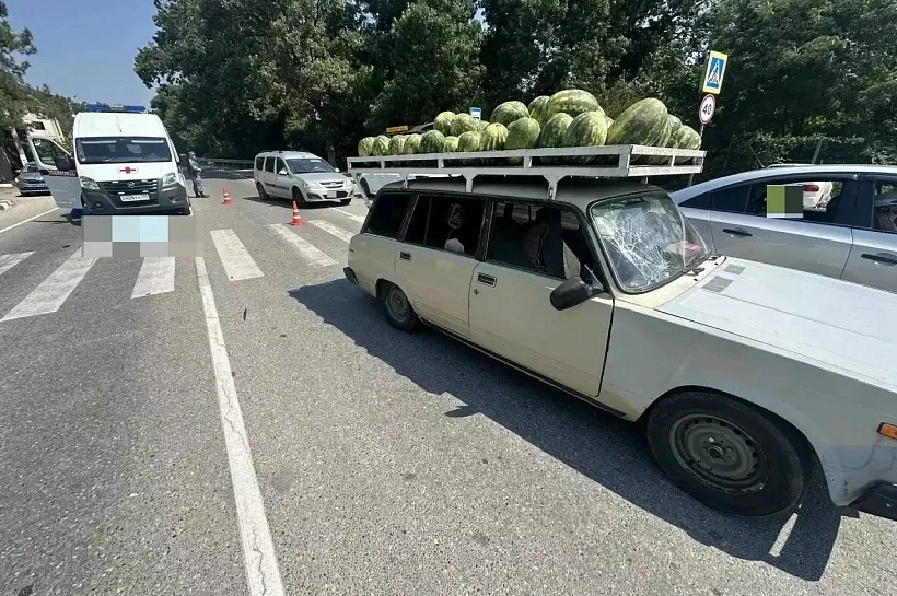 Смертельное ДТП в Дивноморском: груженый арбузами «ВАЗ‑2104» сбил пешехода