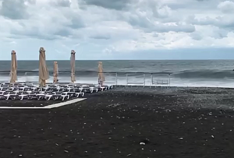 На всех пляжах Сочи и Туапсе запретили купание в море