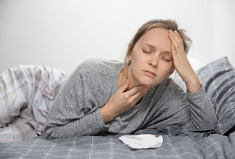 Если горло болит, першит,  саднит: как правильно полоскать?