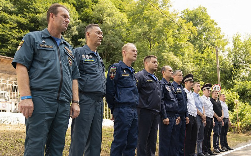 Простые герои: отличившихся во время июльских потопов наградили в Сочи