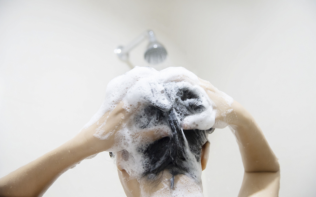 Водный стресс: как жесткая вода разрушает красоту волос