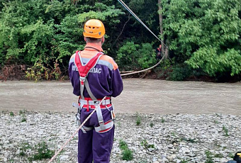 Спасатели эвакуировали подростков из подтопленного палаточного лагеря под Геленджиком