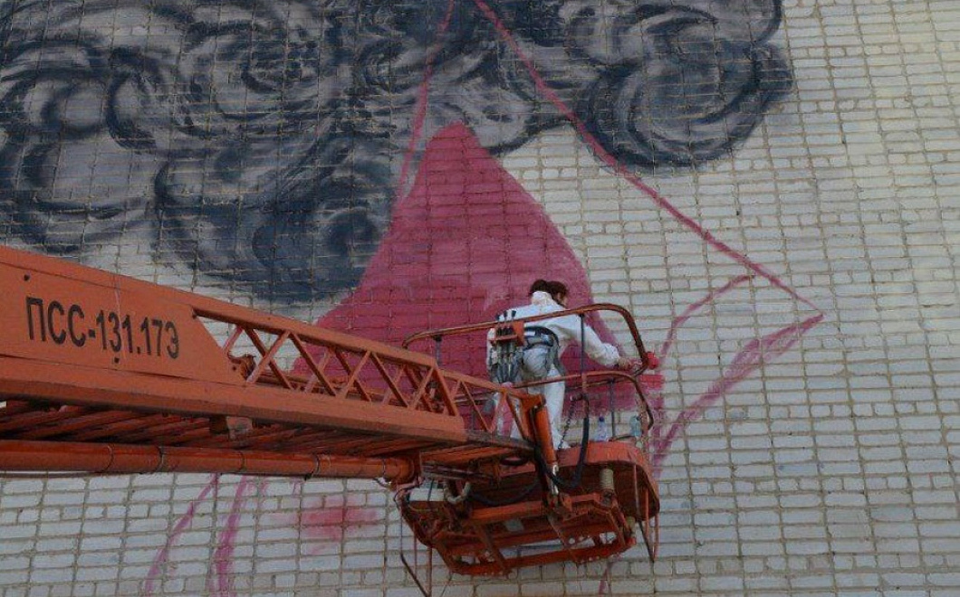 Знаменитое фото «Знамя Победы над рейхстагом» воссоздают на стене дома в Крымске