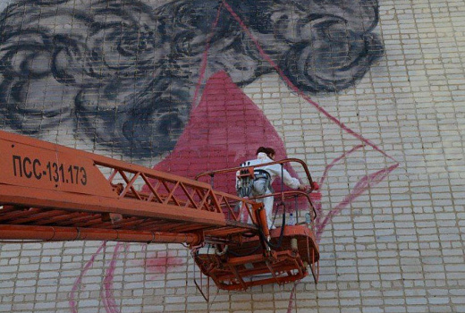 Знаменитое фото «Знамя Победы над рейхстагом» воссоздают на стене дома в Крымске