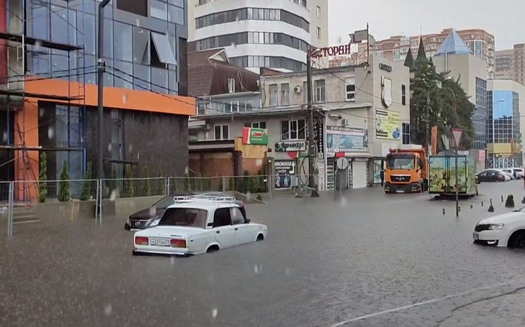 Краснодар плывет после залпового ливня: мэрия отчиталась о работе водооткачивающей техники на улицах города