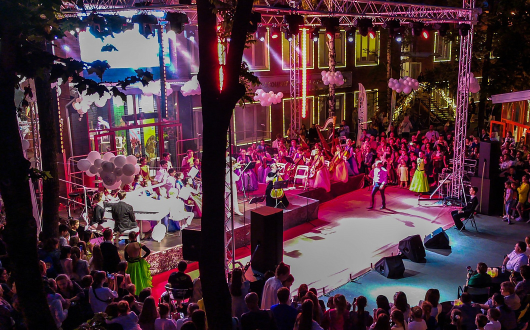  Мелодия для большой семьи: в Краснодаре состоялся необычный «Лунный парк-концерт»