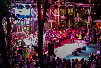  Мелодия для большой семьи: в Краснодаре состоялся необычный «Лунный парк-концерт»