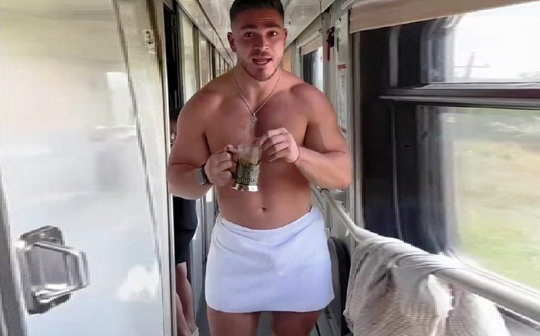На чем оно намотано: звезда «Дома-2» Роман Капаклы гулял по поезду в коротком полотенце