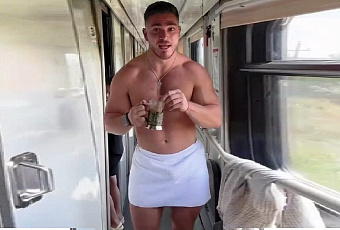 На чем оно намотано: звезда «Дома-2» Роман Капаклы гулял по поезду в коротком полотенце