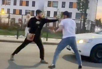 «Мортал комбат» на проезжей части: рукопашный бой с приемами кикбоксинга посреди дороги попал на видео