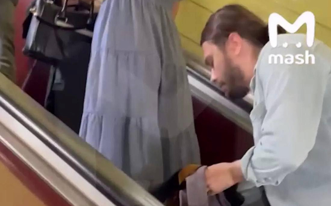 Извращенец с фотоаппаратом: вуайерист попал на видео в метро