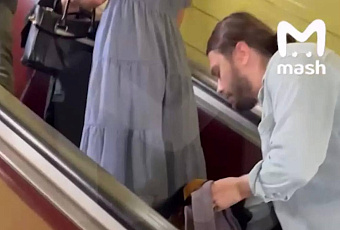 Извращенец с фотоаппаратом: вуайерист попал на видео в метро