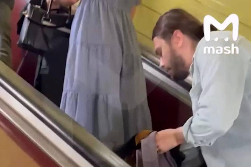 Извращенец с фотоаппаратом: вуайерист попал на видео в метро
