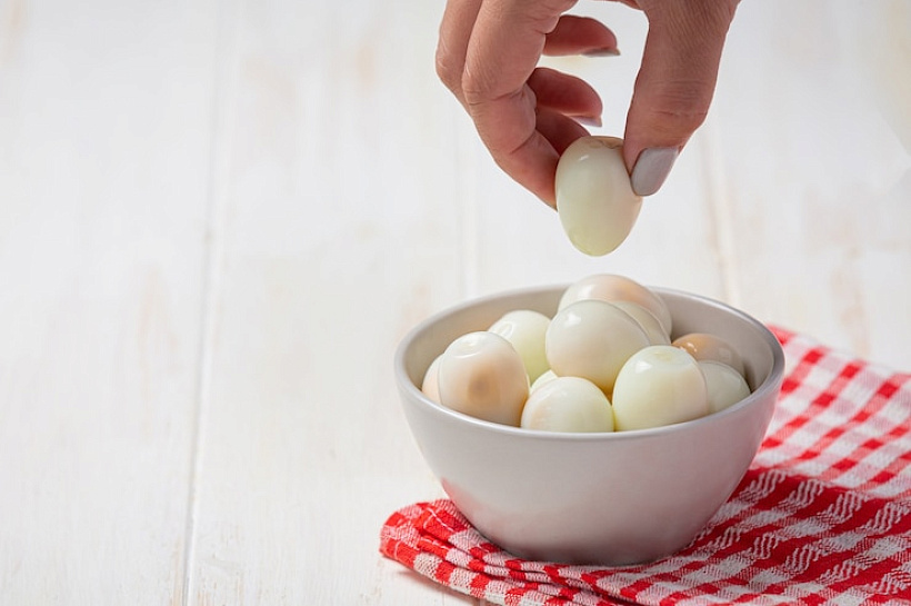 Зачем кидать спички в воду, где варятся яйца