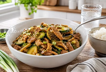Мариную свинину в яичном белке и быстро жарю с кабачками: мясо получается особенно мягким