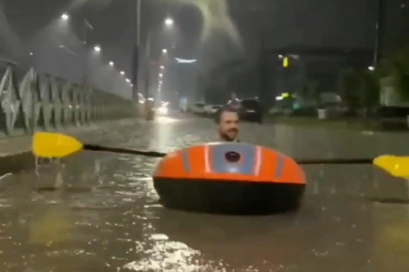 По ул. Московской на лодках. Краснодарцы устроили заплыв по затопленной ливнем дороге
