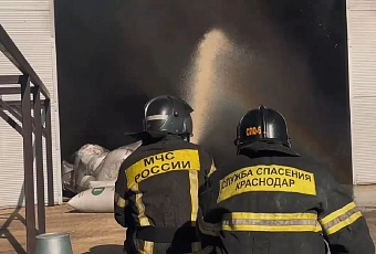 40 человек эвакуировано из-за крупного пожара на складе под Краснодаром