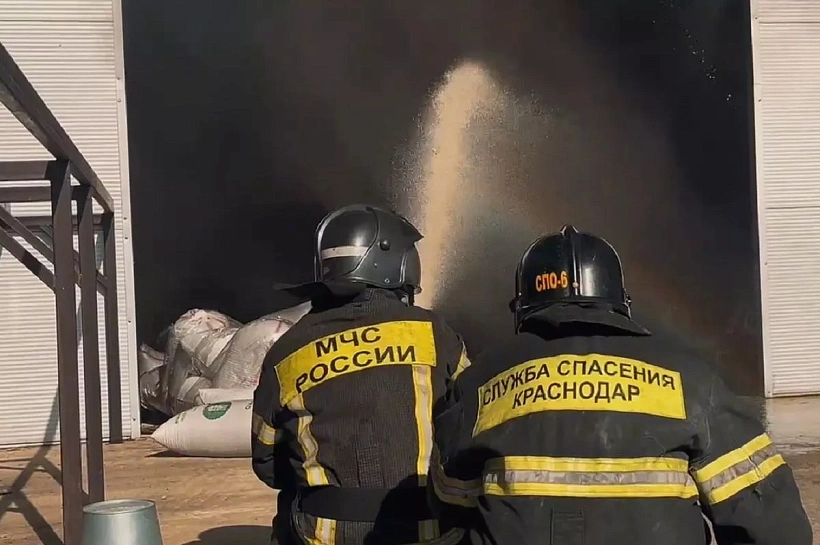 40 человек эвакуировано из-за крупного пожара на складе под Краснодаром