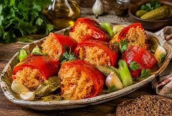 Бланширую красный перец и начиняю капустой: хрустящая закуска по-армянски пропитывается пряным маринадом