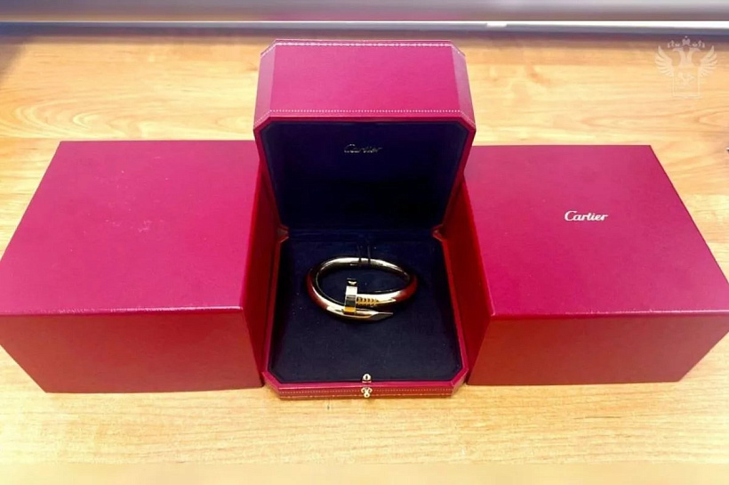 Штраф до 1 миллиона грозит прилетевшей из Дубая россиянке за браслет Cartier 