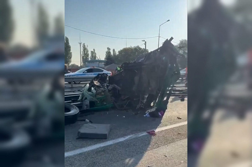 Высыпавшиеся из грузовика на дорогу трубы спровоцировали массовое ДТП в Краснодарском крае