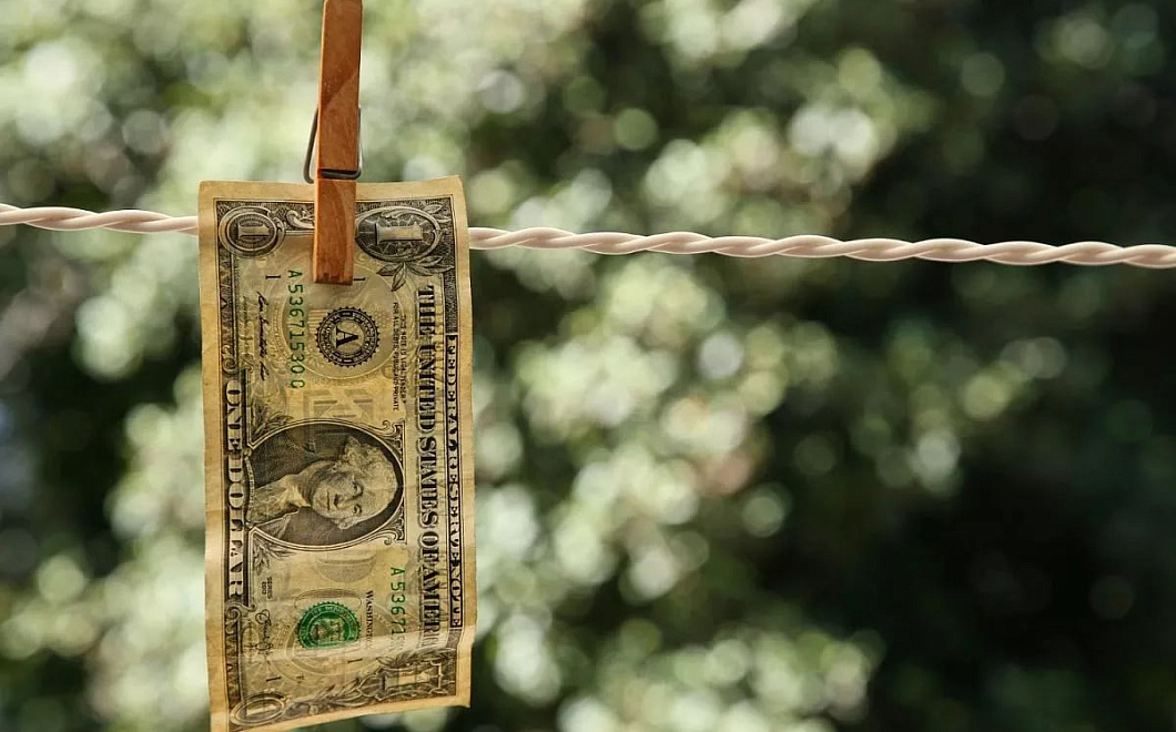 Россияне начали массово продавать наличные доллары и евро